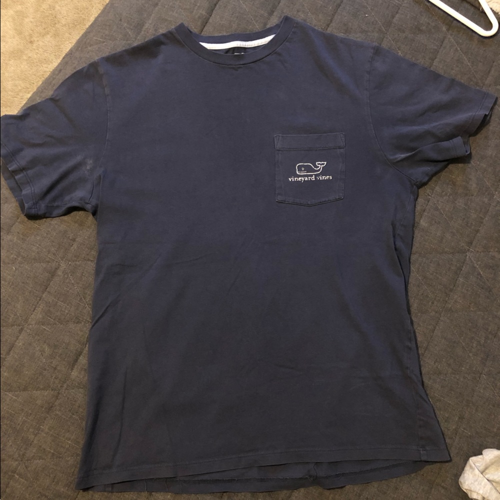 Vineyard vines short sleeve pocket T-shirt.